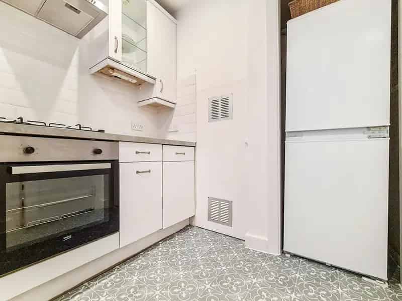 Regents Park 2-Bedroom Flat High Ceilings Concierge Parking