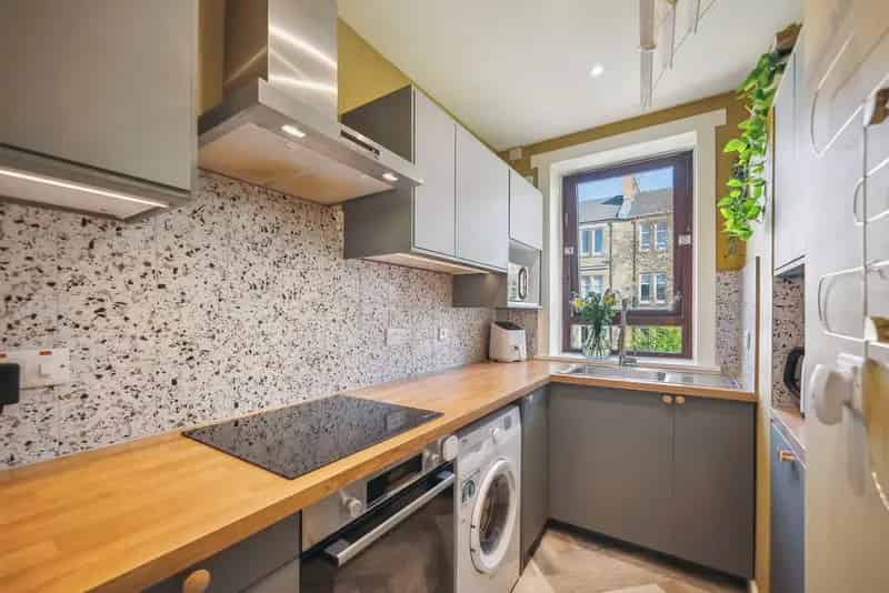 2 Bedroom Top Floor Tenement Flat Battlefield Glasgow