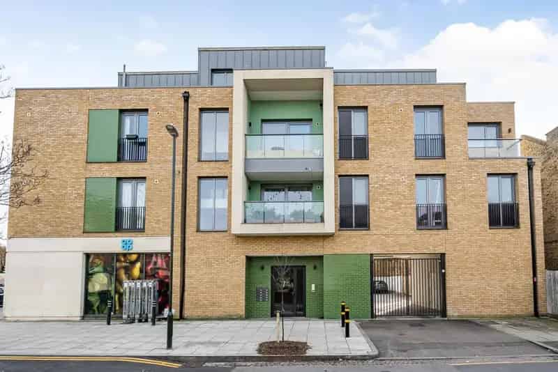 Spacious 2-Double Bedroom Flat near Wimbledon Town