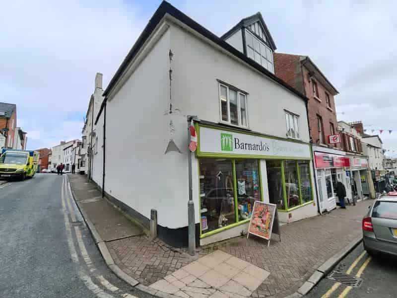 Retail Premises Town Centre Corner Position Immediate Availability