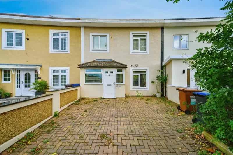 Three Bedroom Terraced House Hatfield Close to Amenities and Schools