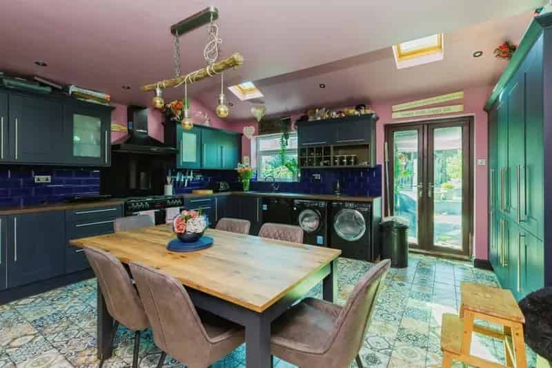 Four Bedroom Bay-Fronted Family Home