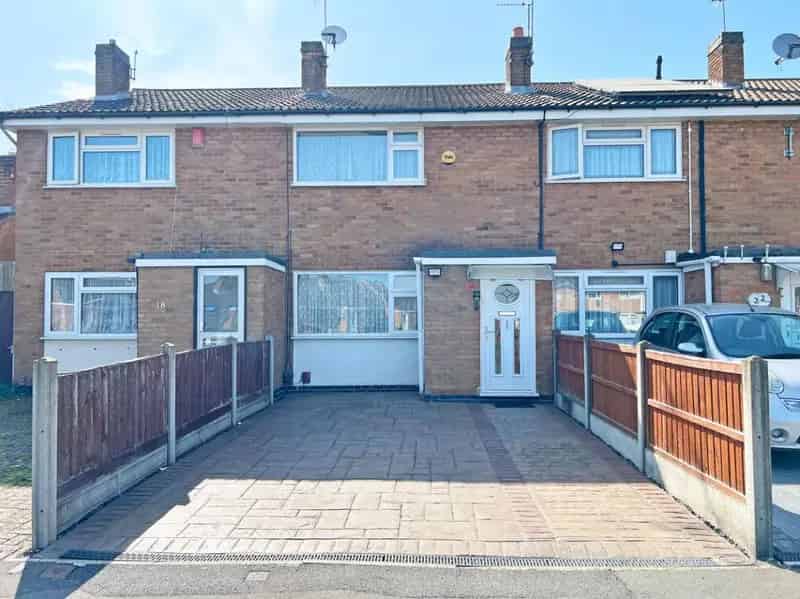 3 Bed Mid-Townhouse For Sale