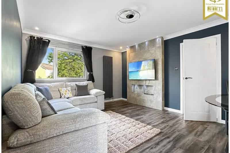 2 Bed Flat Upper with 1 Reception Room Near Silverburn