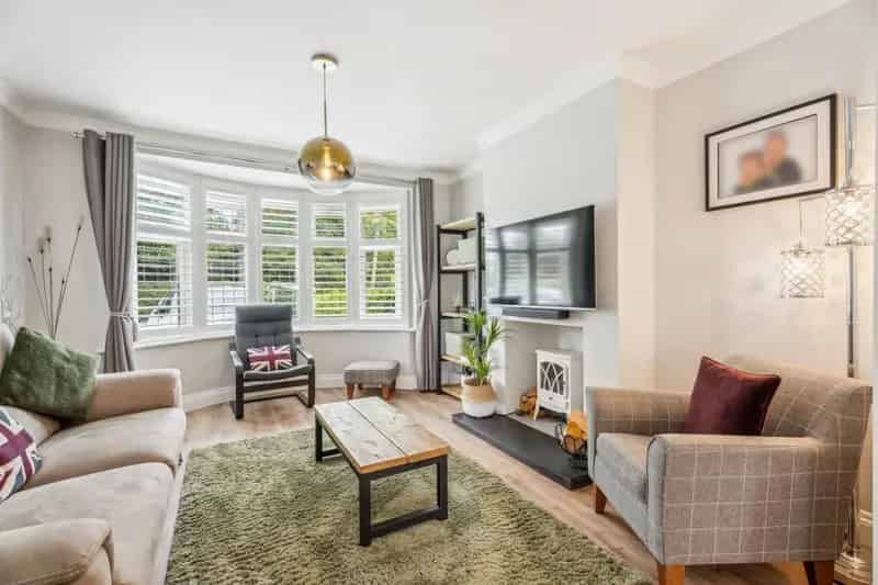 Four Bedroom Extended Semi-Detached House Kensworth