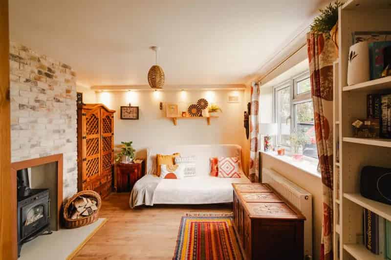 3 Bedroom Semi-Detached House For Sale Near Local Schools