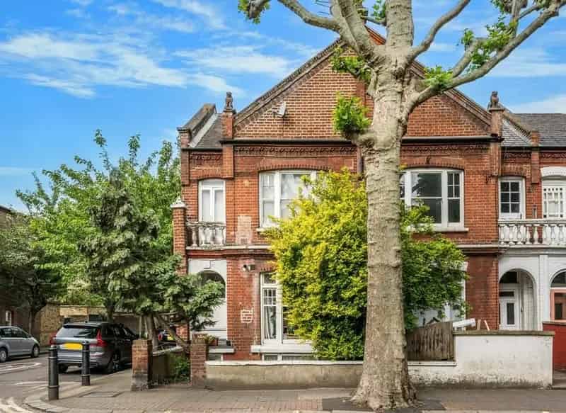 One Double Bedroom Flat Near Eel Brook Common