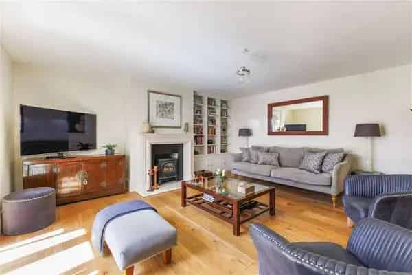 Cotswold Stone House with Garden and Parking