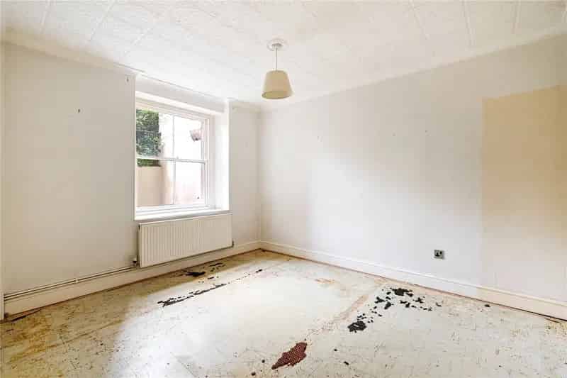 3 Bedroom Flat Chelsea Refurbishment Opportunity