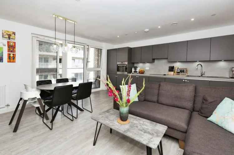 3 Bedroom Flat for Sale in London E13 Upton Gardens