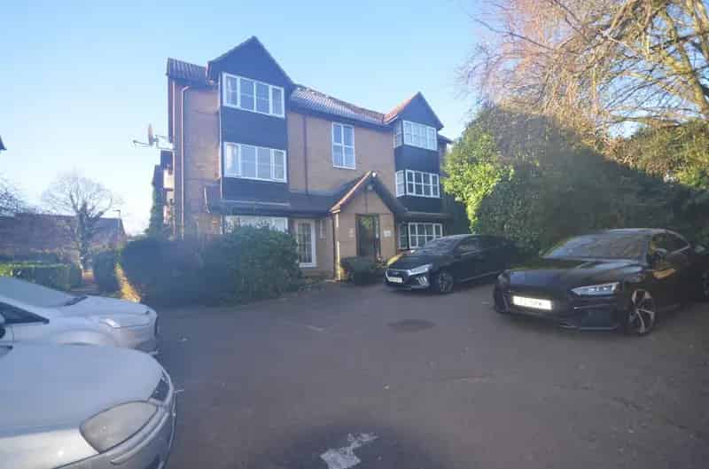 Spacious Furnished Studio Flat to Let - Available August 30, 2025