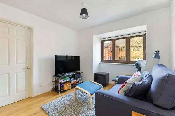 St Albans Apartment near Train Station