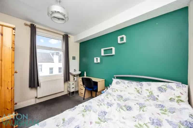 5 Bedroom Student House Near Brighton University