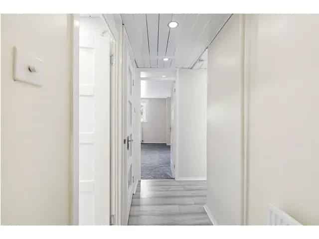 1 Bedroom Flat for Sale - Modern Kitchen & Balcony