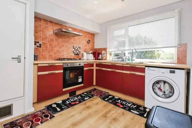 Spacious 2 Double Bedroom Apartment Top Floor No Upward Chain