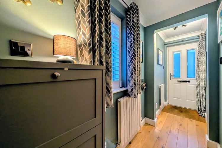 4 Bed House with Orangery and Landscaped Garden