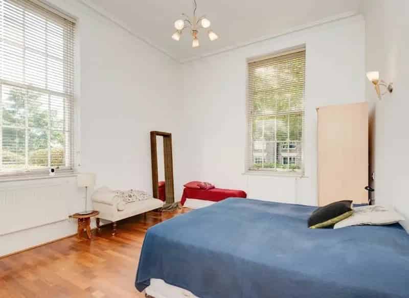 Spacious 3-Bed Apartment Princess Park Manor 1700 sq ft