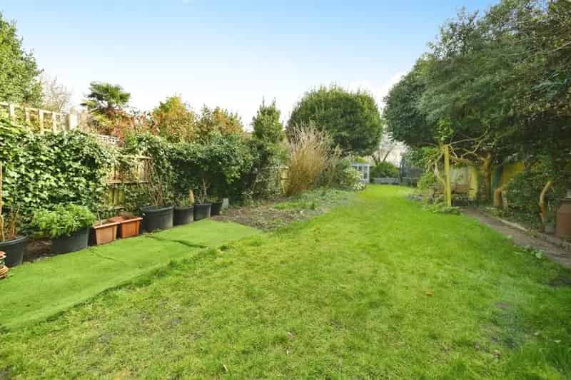 Spacious Family Home Near Preston Park Station