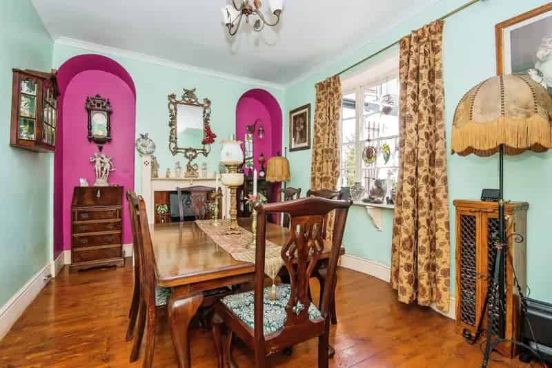 Spacious 5-Bedroom Period Property with Annexe and Gardens
