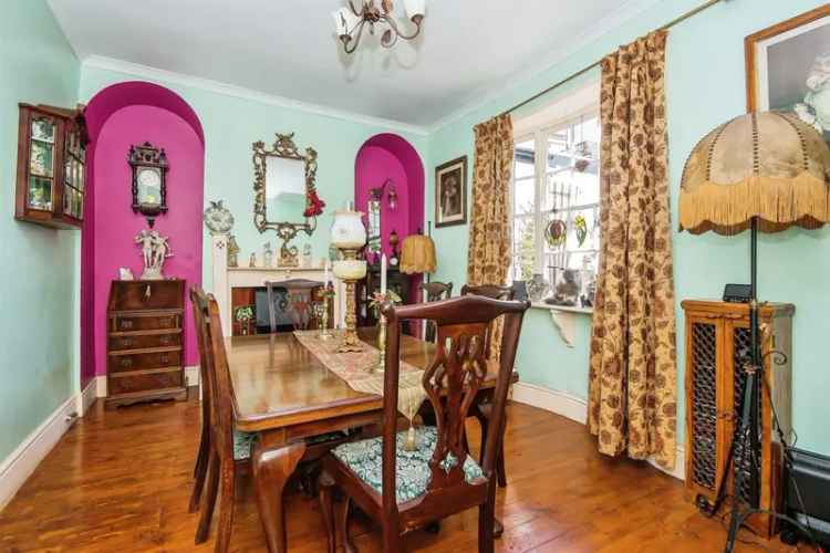 Spacious 5-Bedroom Period Property with Annexe and Gardens