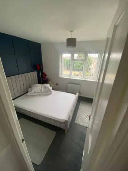 2 Double Bedroom House with Garden and Driveway