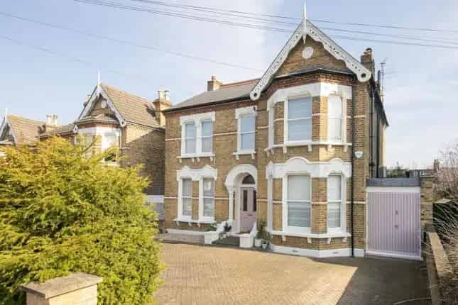 6 Bedroom Detached House for Sale in Forest Hill London