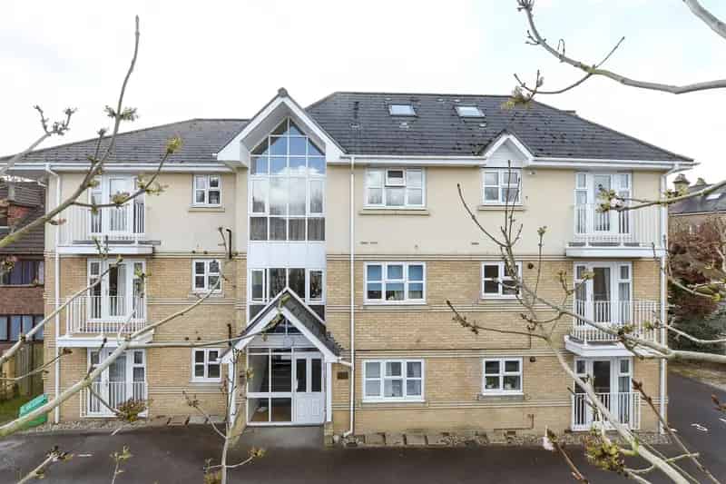2 Bedroom Flat for Sale near Redhill Town Centre