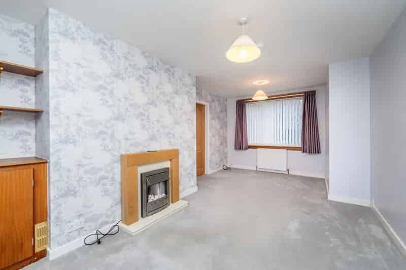 3 Bed Semi Detached House Near School and Shops