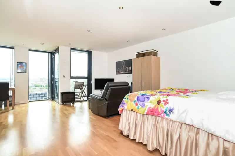 Salford M50 Studio Apartment - Millennium Tower - Balcony Parking