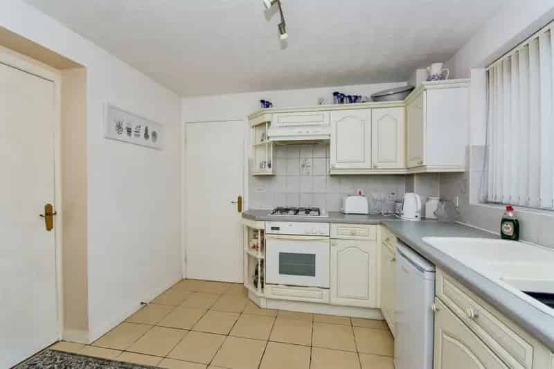 Four Bedroom Detached House Near Train Station and Schools