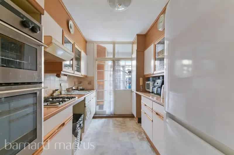 2 Bed Ground Floor Flat with Garden and Parking