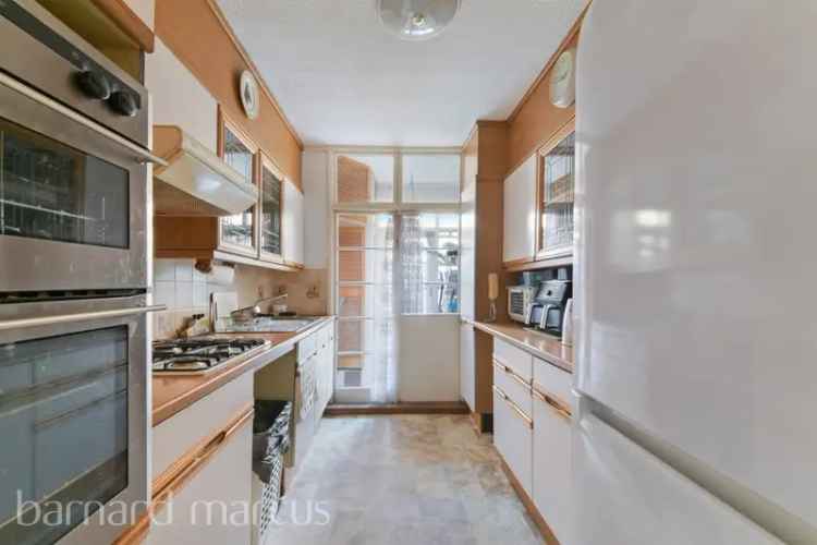 2 Bed Ground Floor Flat with Garden and Parking