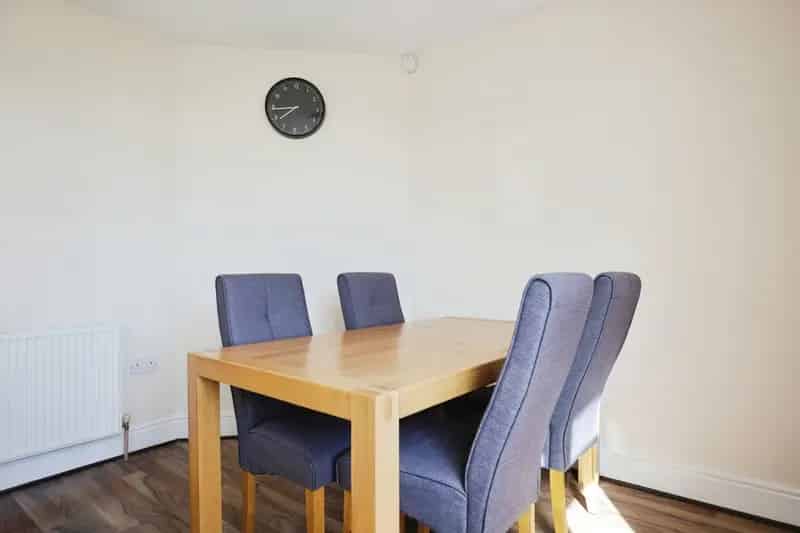 3 Bedroom Mid-Terraced House Near Amenities and Transport Links