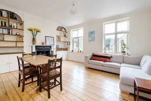 Maisonette to rent in Tollington Park, London N4