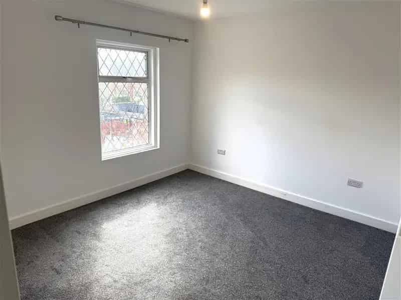 3 Bed Semi Detached House Gas Central Heating Double Glazing Enclosed Garden