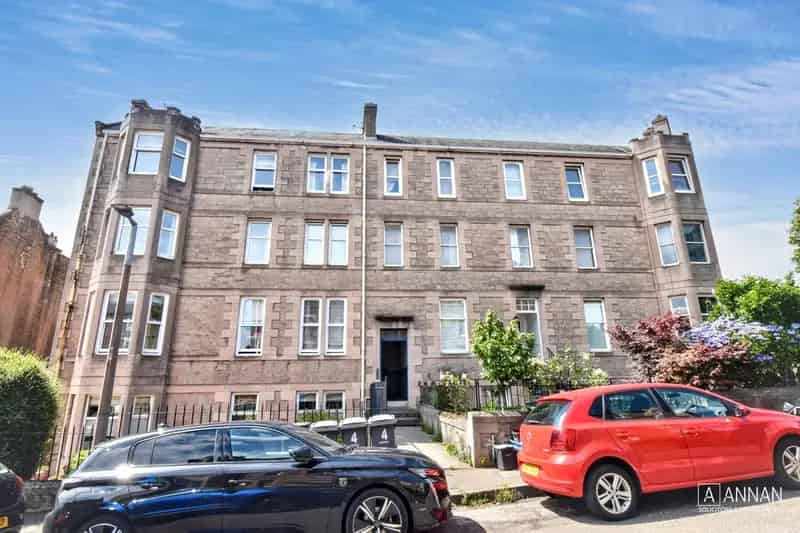 3 Bedroom Flat for Sale in Edinburgh