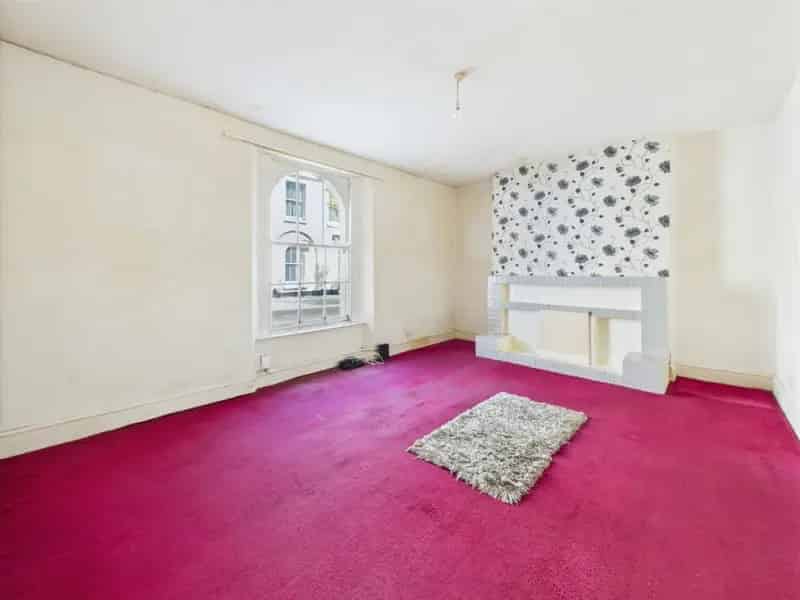 1 Bedroom Ground Floor Flat with Private Garden For Sale