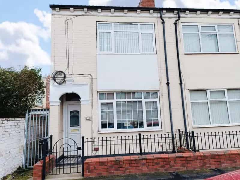 3 bedroom end of terrace house to rent