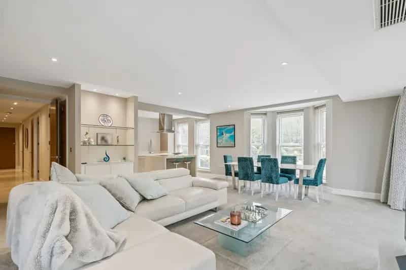 2 Bedroom Apartment for Sale in Esher, Surrey
