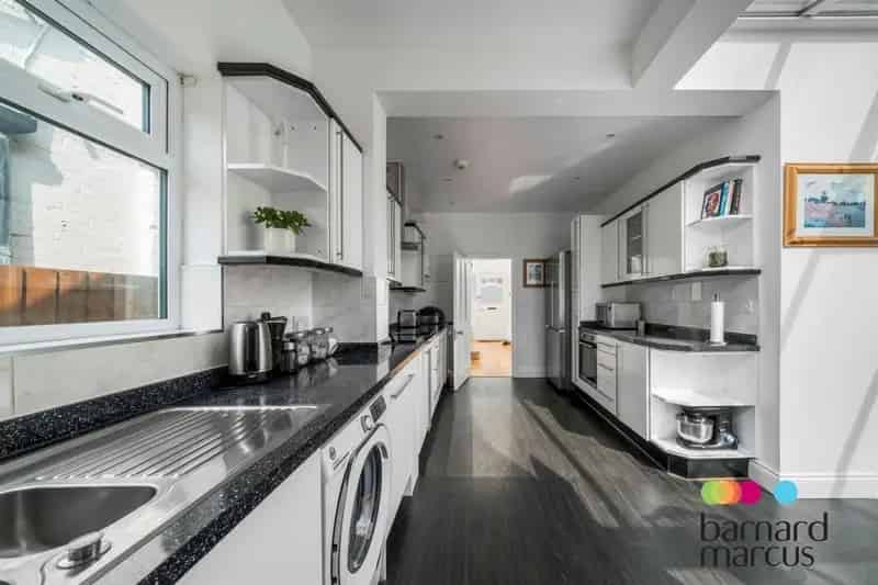 5 Bed Family Home with Detached Outhouse and Conservatory