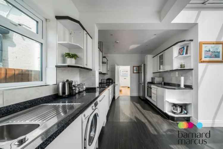 5 Bed Family Home with Detached Outhouse and Conservatory