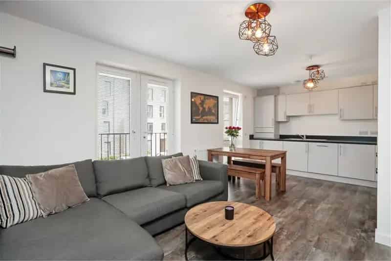 2 Bed Flat Abbeyhill First Floor Apartment with Balcony and Parking
