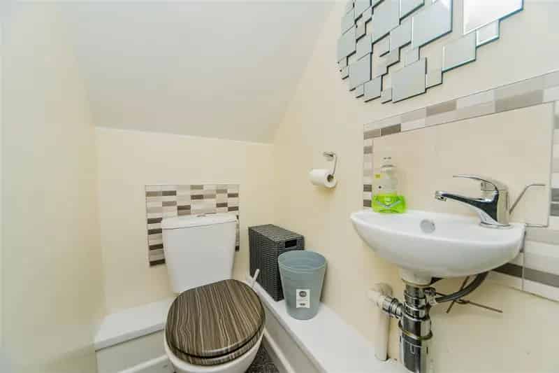4 Bedroom Semi-Detached House to Rent No Onward Chain