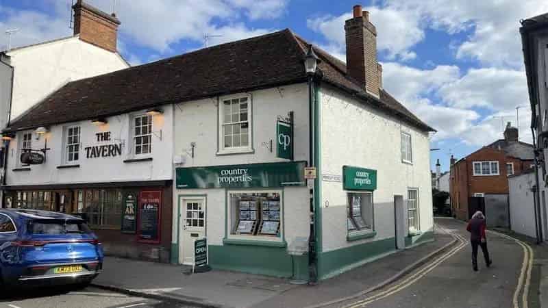 High Street Commercial Property For Lease