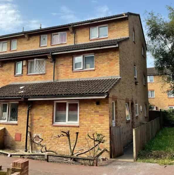 Spacious End Terrace House with Garden Secure Tenant Right to Buy