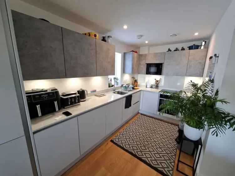 Modern One Bedroom Apartment Near Train Station