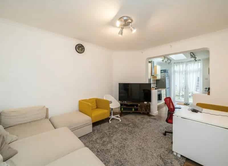 Two Bedroom Flat near Pitshanger Village with Garden and Parking
