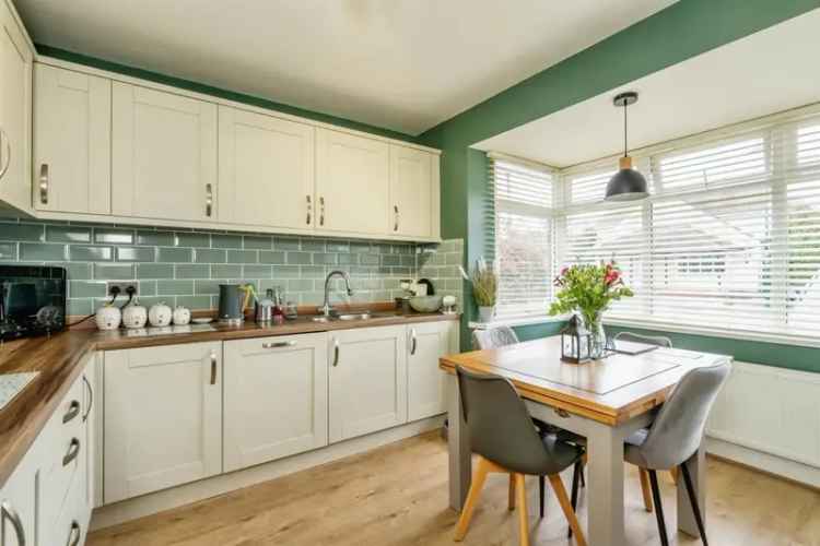 Charming 3-Bedroom Bungalow Family Home Garage Garden