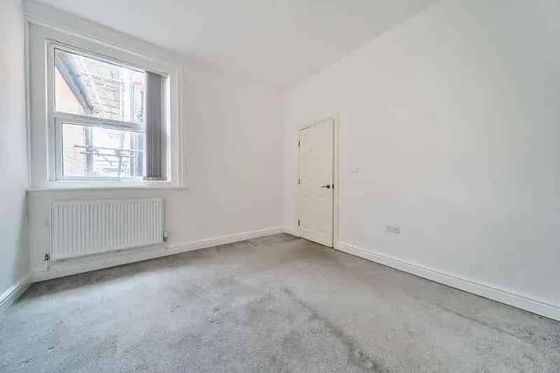 2 Bed Flat for Sale in Camberley