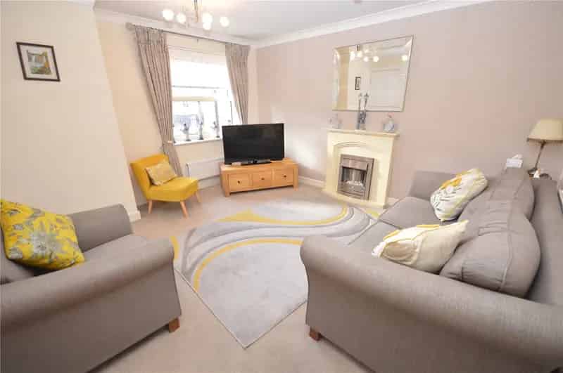 2 Bed House with Ensuite Guest WC and Parking